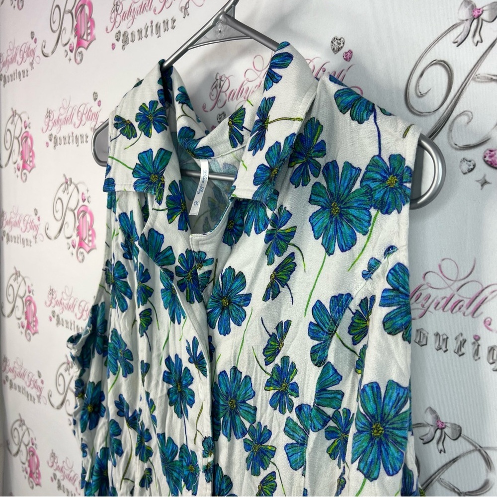 Blue Sky tank top linen and bamboo Floral Button-Up Blouse - Blue and White - Picture 4 of 12